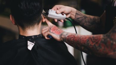 barber using trimmer