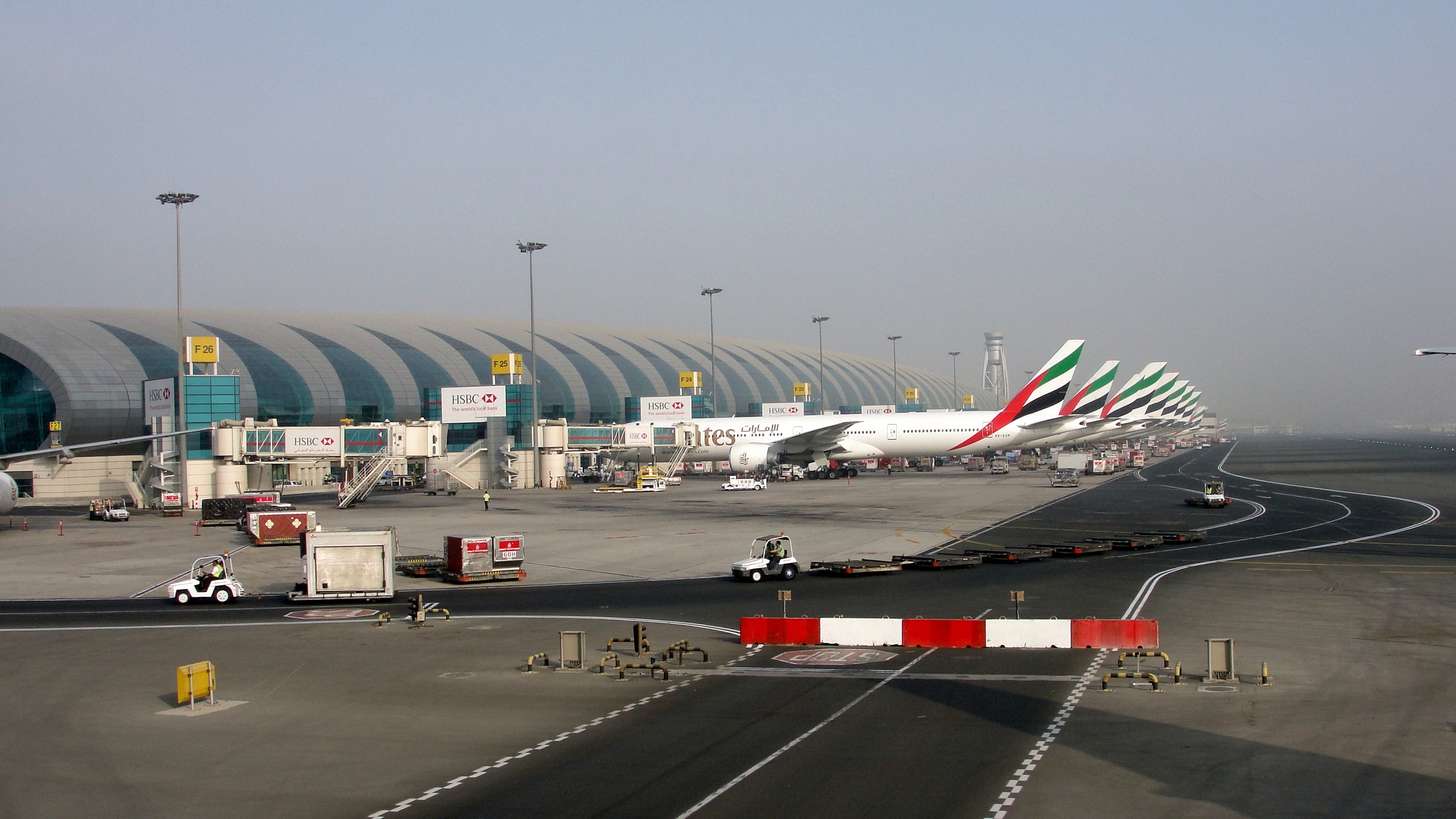dxb airport terminal emirates plane