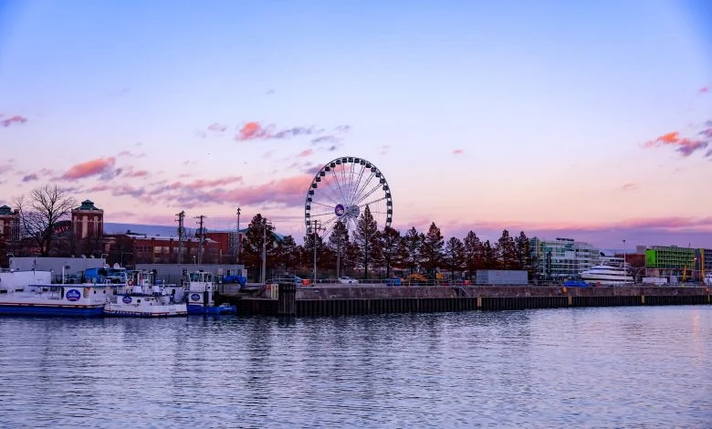 navy pier view ferris wheel and lake