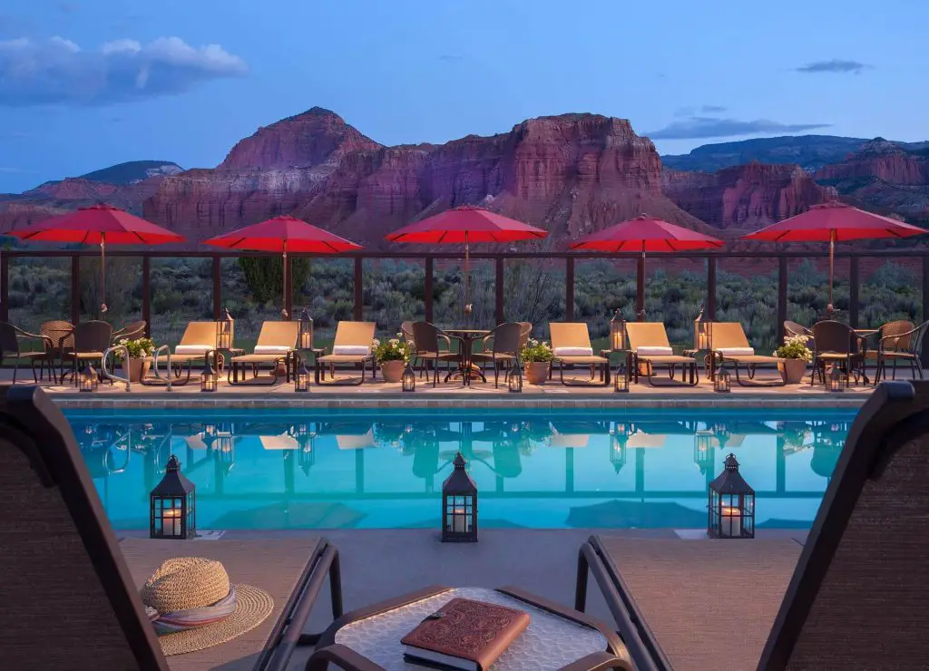 Capitol Reef Resort pool and moutains