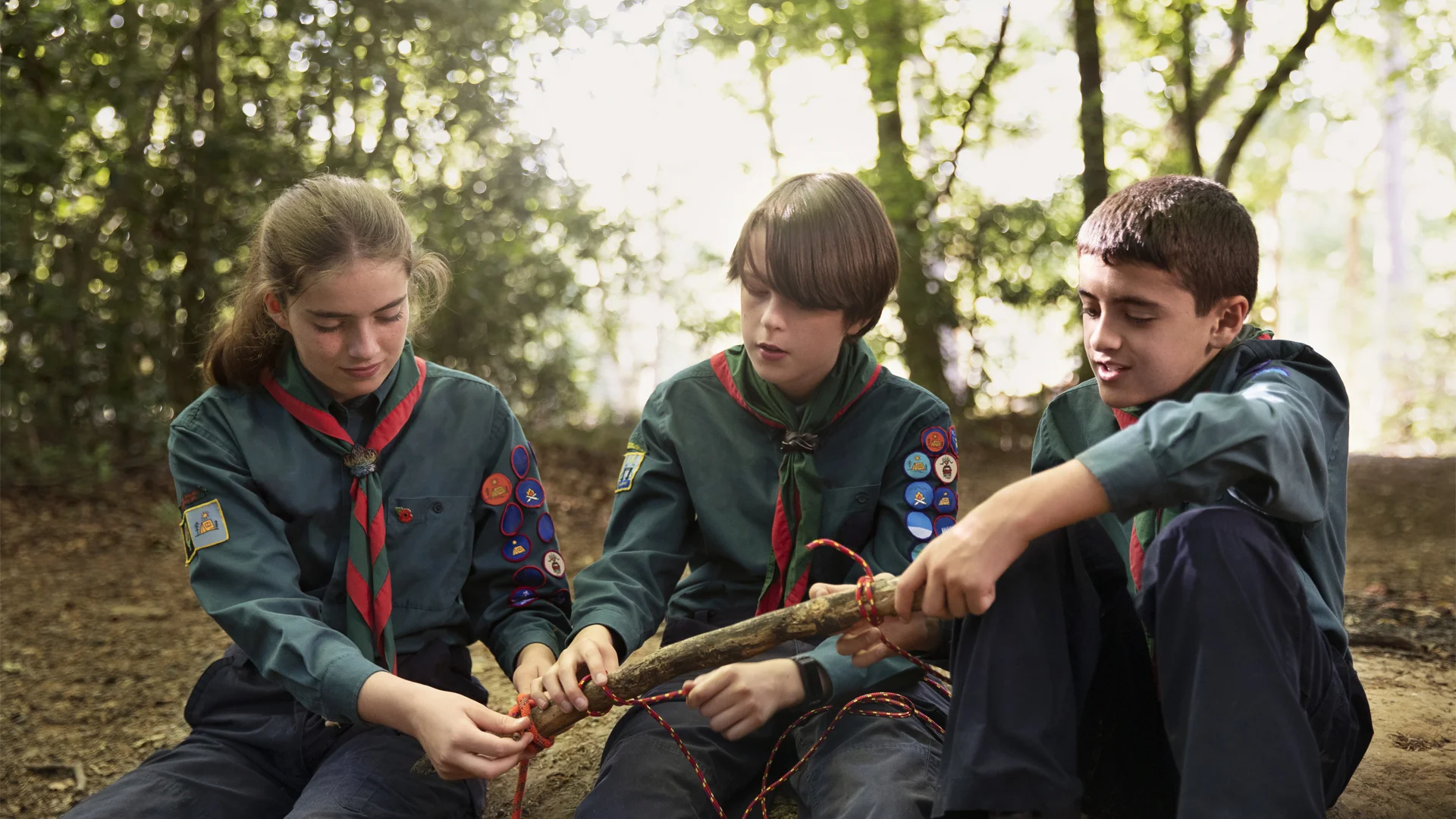 kids crafting the bow