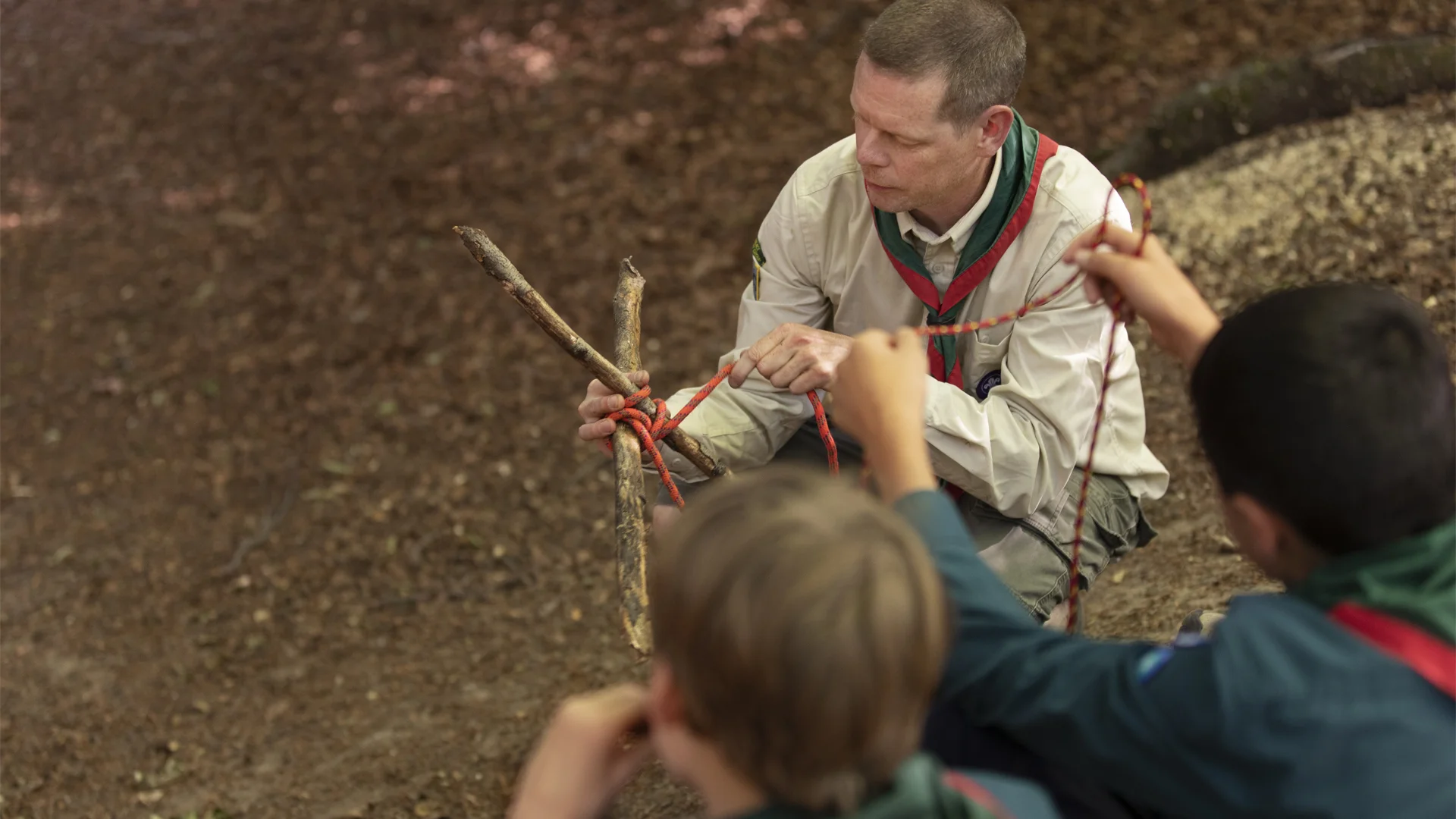 making the axe with rope and wood