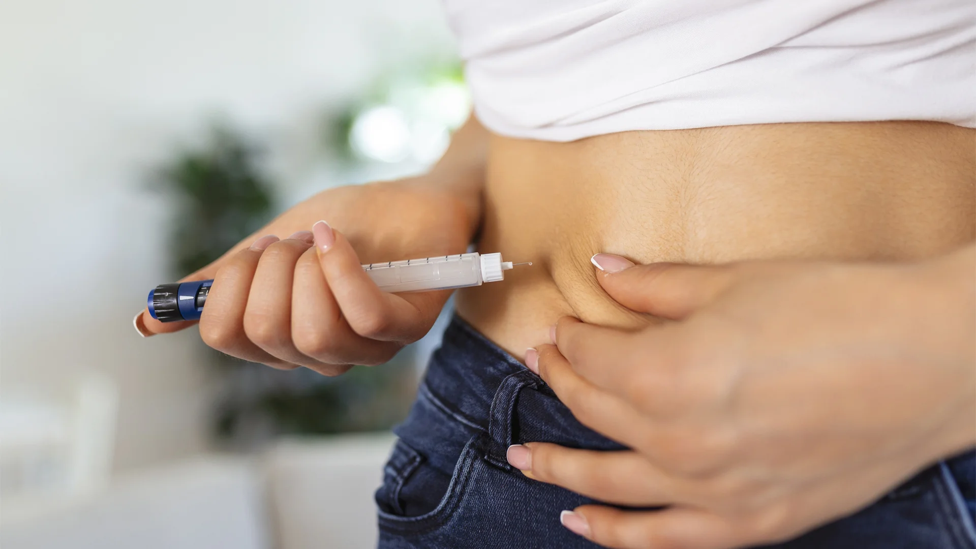 Women injecting insulin
