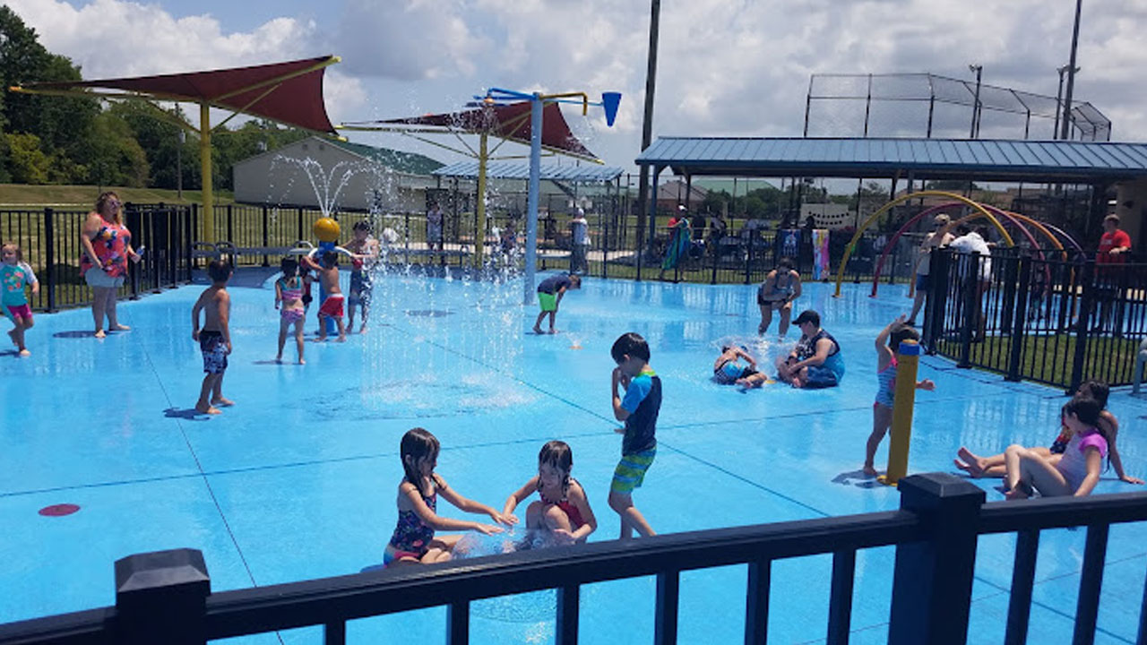 Kids playing in water at Ormond Park