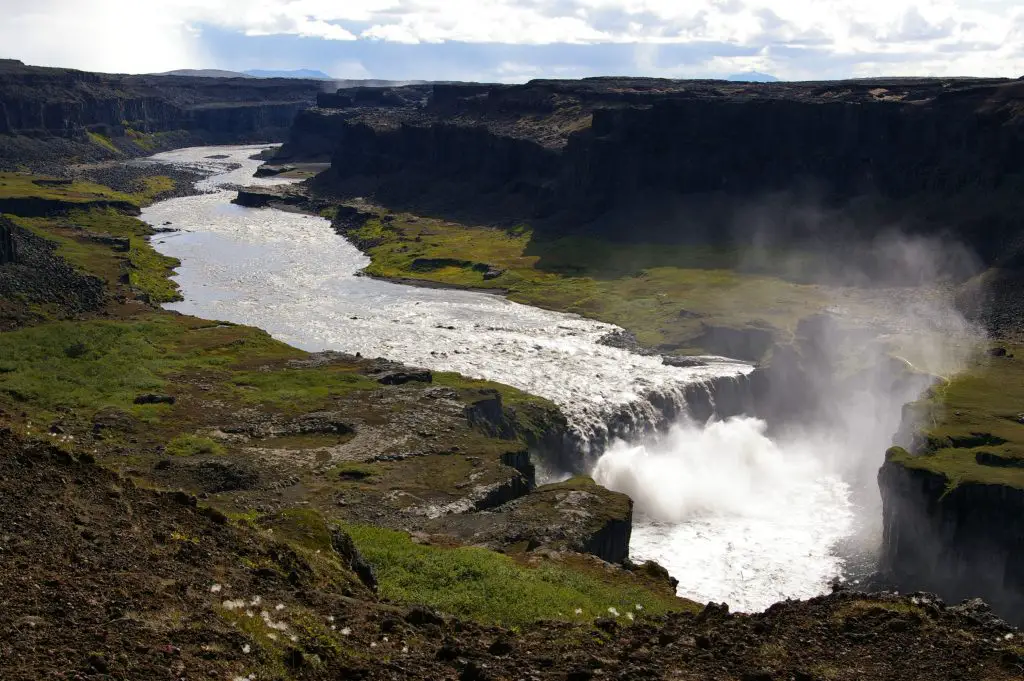 A scenic view of Hafragilsfoss Waterfall