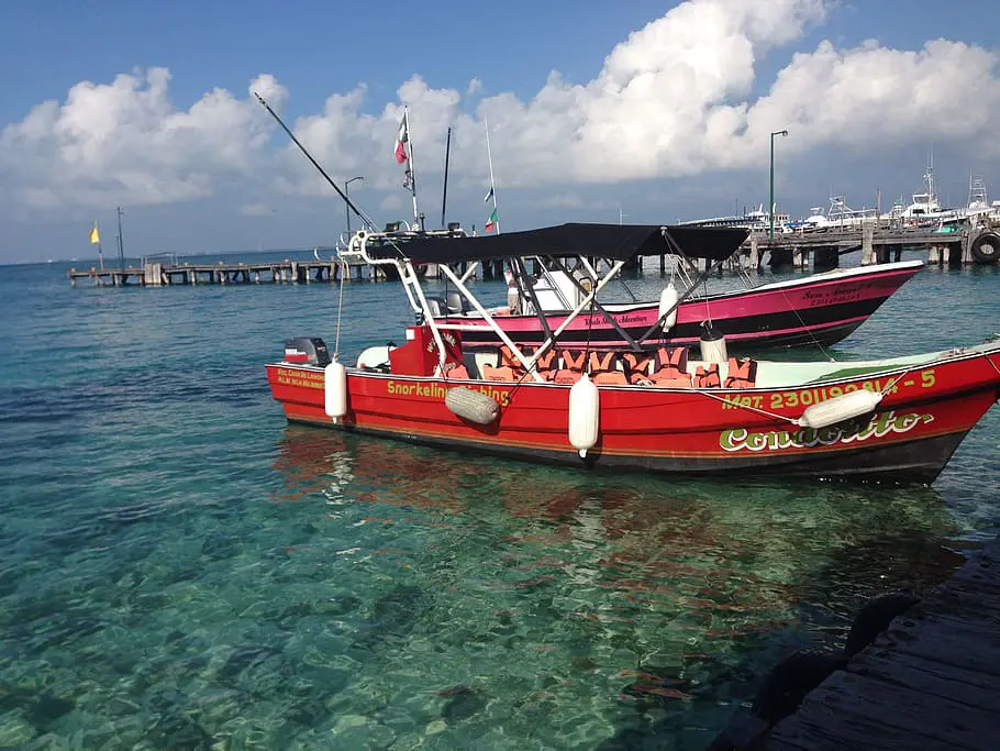 boat in isla mujeres