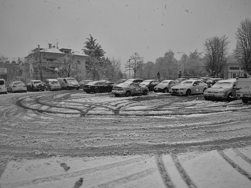 IT - Località: Sinigo, frazione di Merano (Bolzano) Trentino - Alto Adige, Italia. Fotografia di Giovanni Ussi #giovanniussi - Sinigo dopo un'intensa nevicata, in bianco e nero. ---- ENG - Locations: Sinigo, fraction of Merano (Bolzano) Trentino - Alto Adige, Italy. Photograph by Giovanni Ussi #giovanniussi - Sinigo after an intense snowfall, in black and white. @giovanniussi