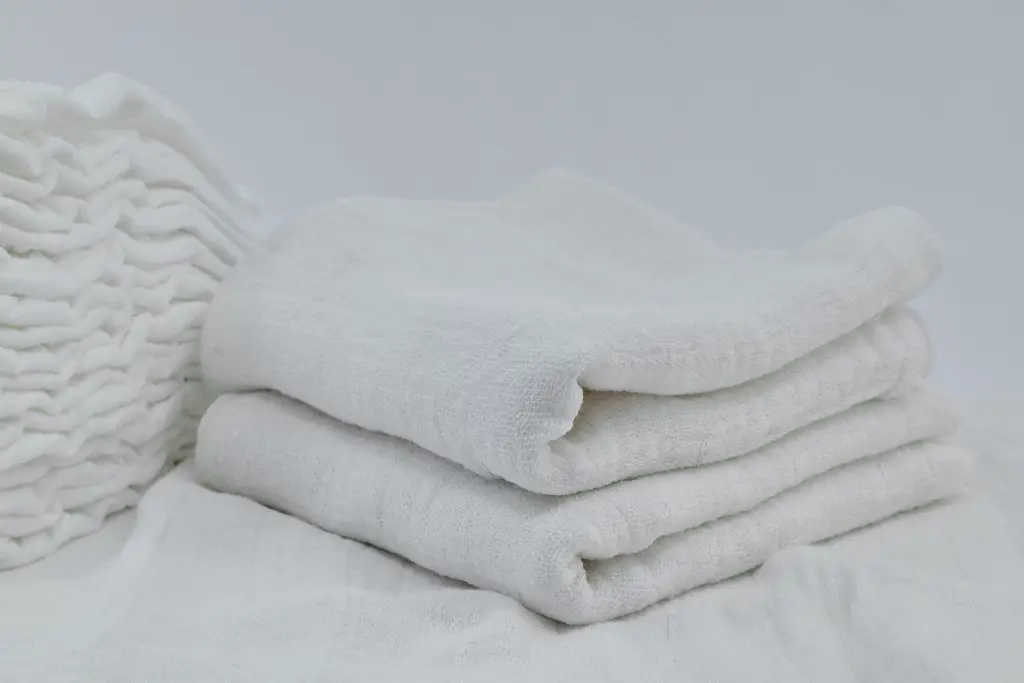 How do hotels keep towels white